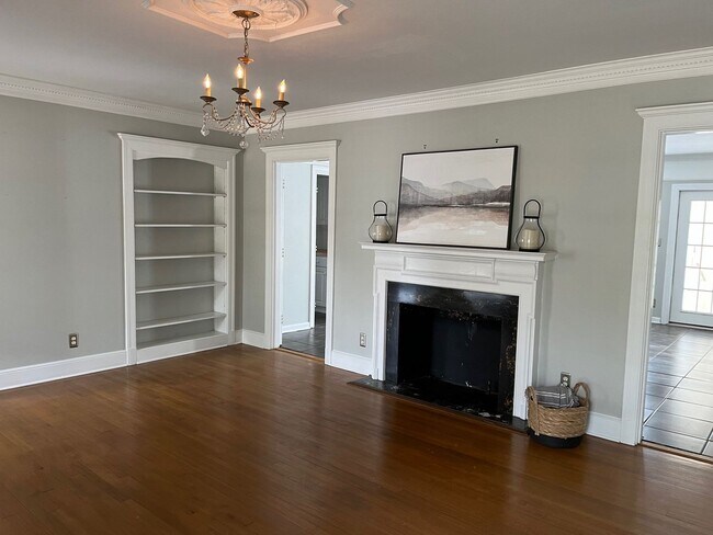 Building Photo - Beautiful and updated South Highlands 3BR/2BA.