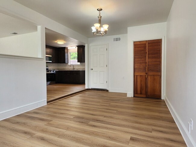 Building Photo - Stunning 4 bedroom, 2 bathroom home locate...