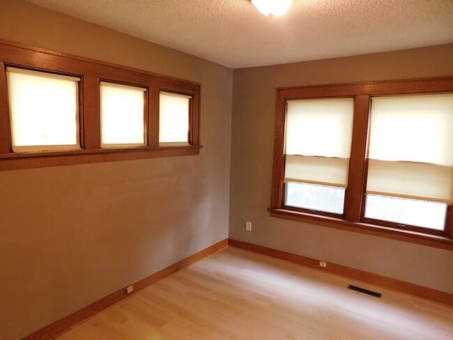 Building Photo - 2-bedroom, 1-bathroom Apartment w/ Basemen...