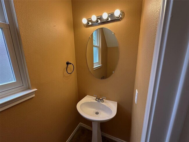 Building Photo - 1603 Azalea Dr
