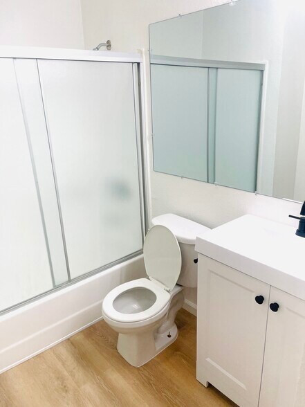 Building Photo - 518 Oak St