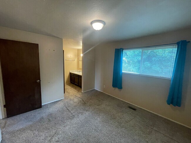 Building Photo - 785 S 200 E