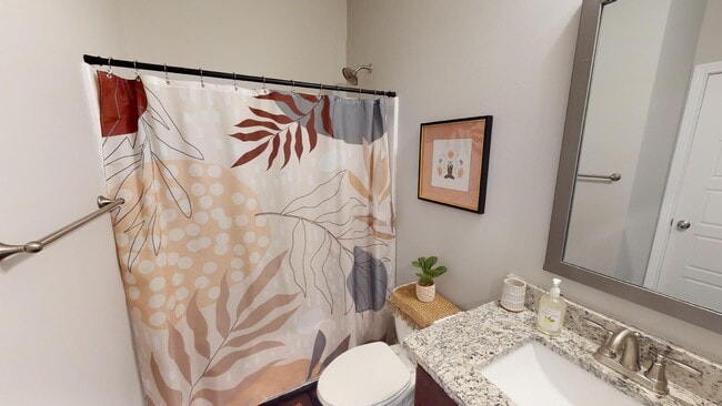 Building Photo - Spacious 3 bedroom, 2 full baths