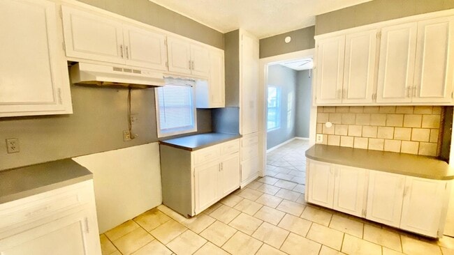 Building Photo - Handyman Special $0 First Month's Rent / “You fix, you SAVE BIG!!” Contact Mayshell for details: ...