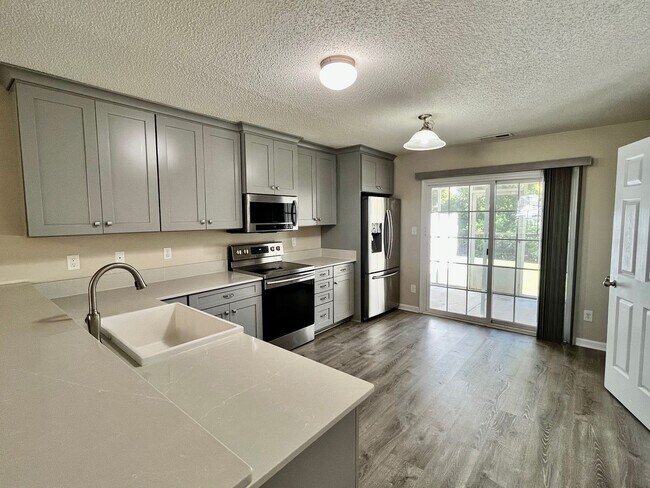Building Photo - UPDATED Townhome in The GABLES!