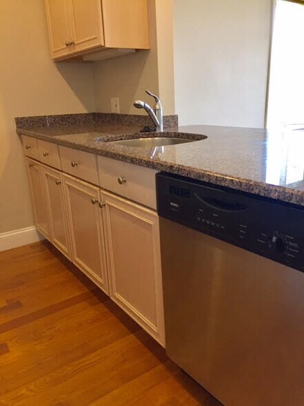 Building Photo - 1522 VFW Pky