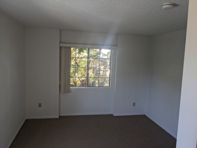 bedroom - 11672 Rochester Ave
