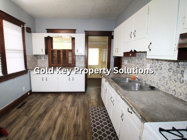 Building Photo - 815 N Elm St