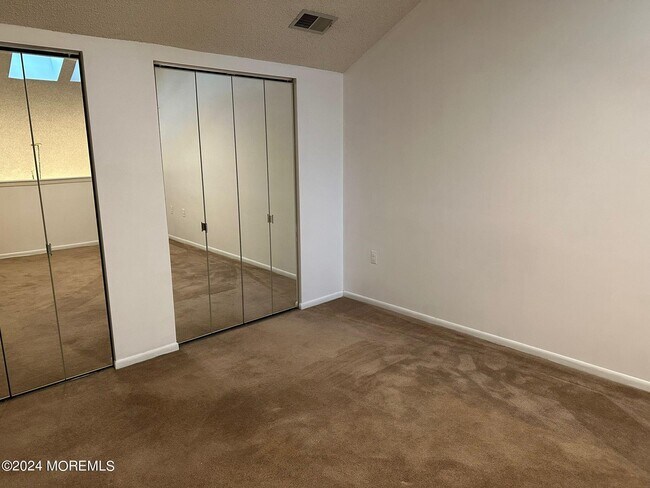 Building Photo - 204 Forsythia Ln