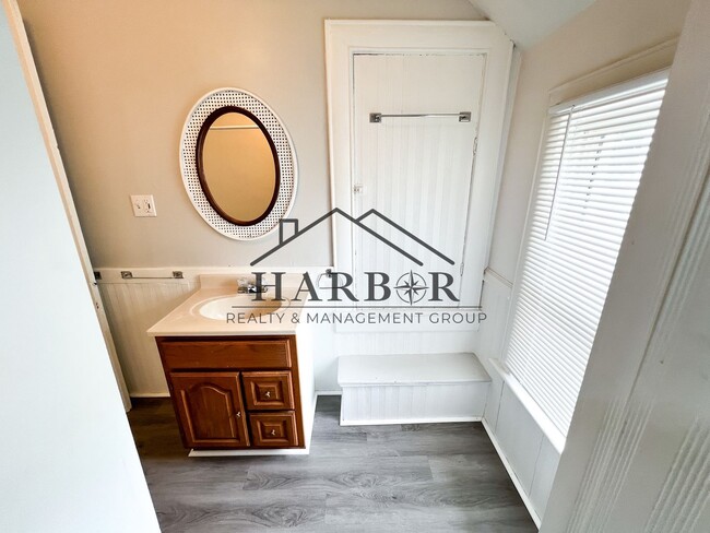 Building Photo - Large Renovated Studio! - SPECIAL! 1 Month Free