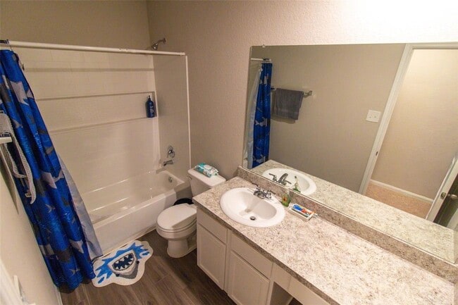 Building Photo - 2221 Middle Rdg Dr