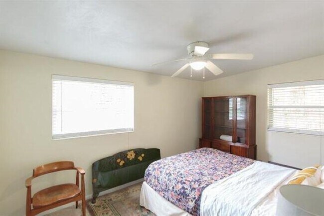 Building Photo - 820 Chestwood Ave