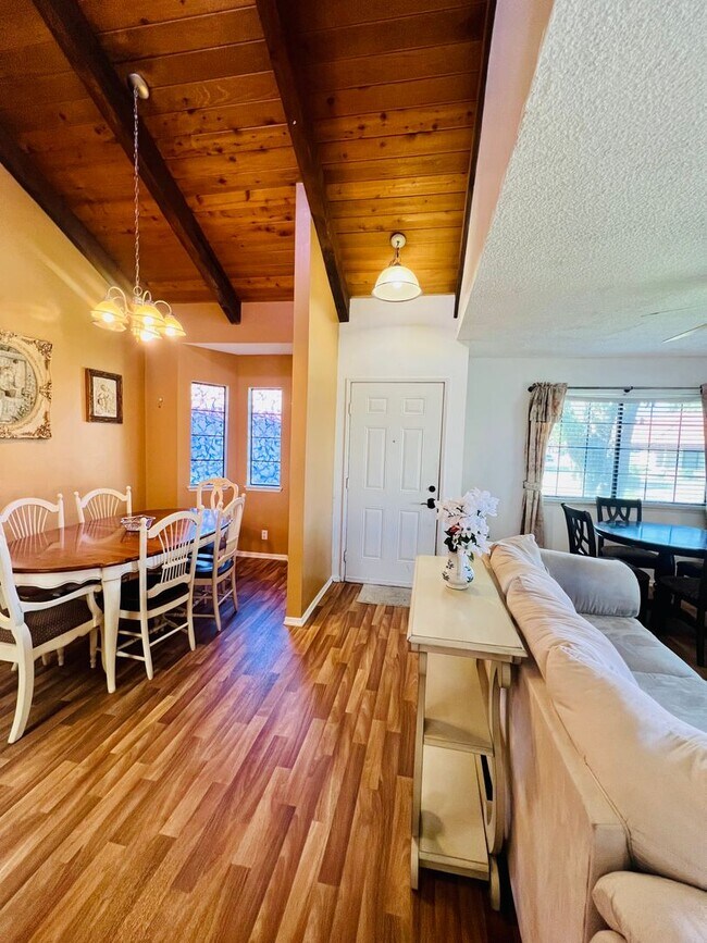 Building Photo - Inviting Gated Community Townhome—Jess Ranch 55+