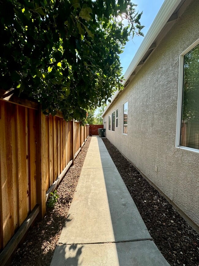 Building Photo - Stunning 3-bedroom 3-bathroom home in Yank...