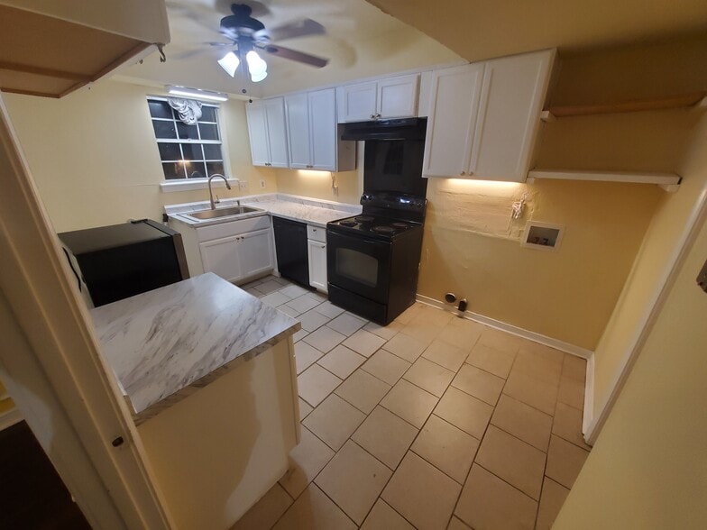 Building Photo - 2601 Jamestown Way