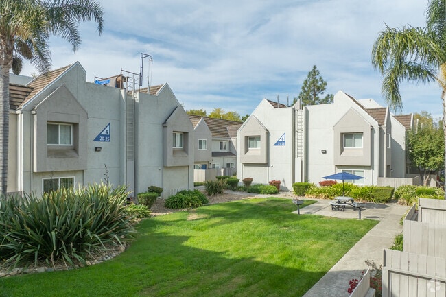 Courtyard - Fountain Circle Townhomes