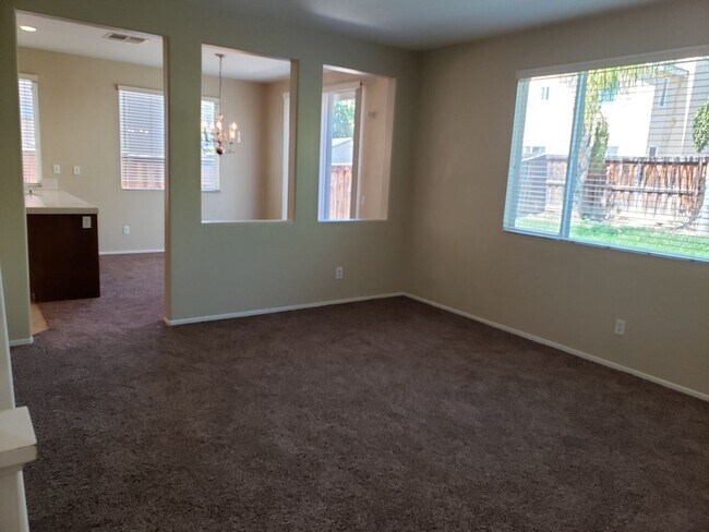 Building Photo - 4 Bedroom 2.75 Bathroom House