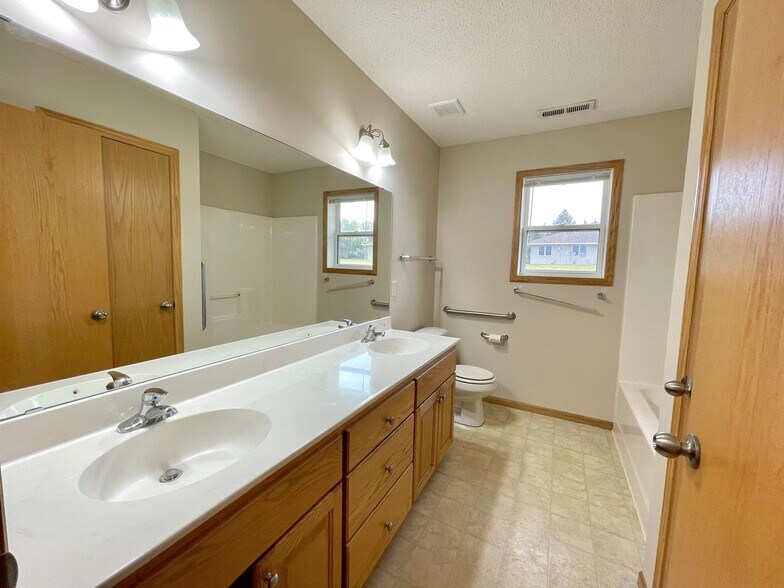 Building Photo - 601 W 9th St