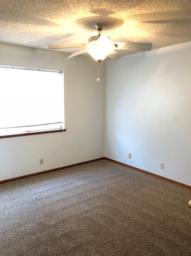 Building Photo - 980 Lakewood Dr