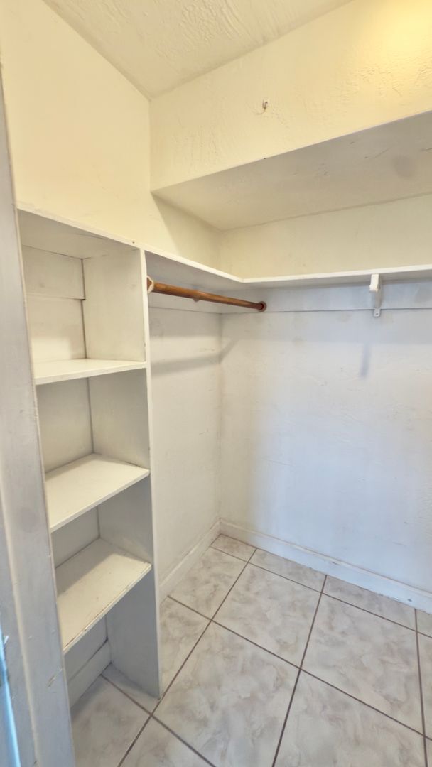 Building Photo - Spacious 1-Bed Condo in Sutton House – 974...