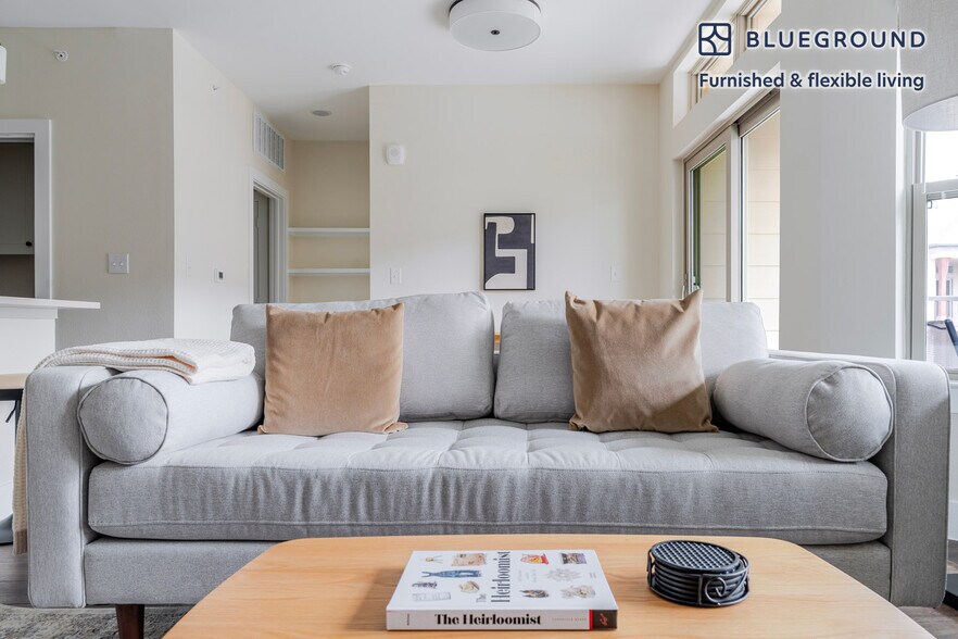 Building Photo - 1501 W Howard Ln