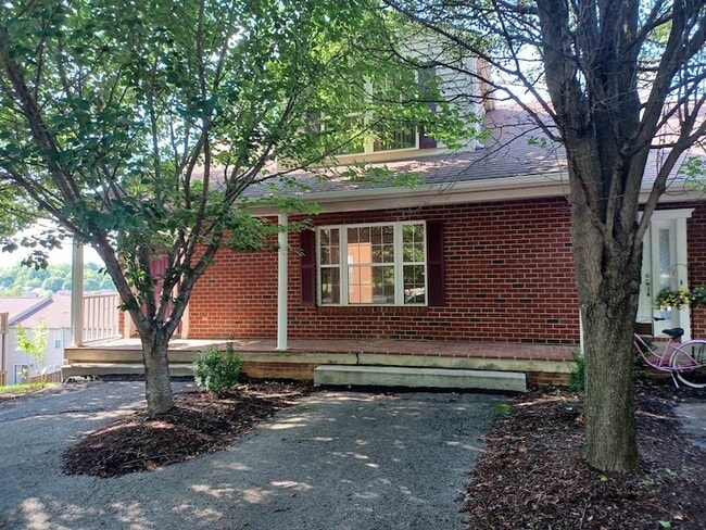 Primary Photo - 365 Tall Oak Blvd NW