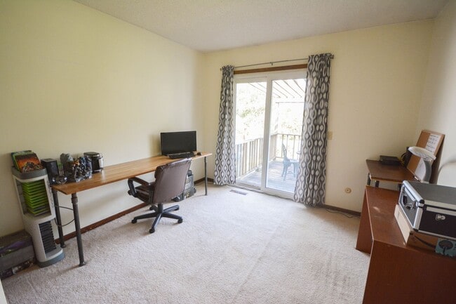 Building Photo - Ranch-style floorplan near walking trails!