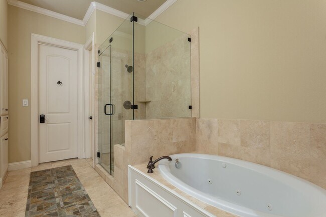Building Photo - Luxury Highland Park Condo with gas and water