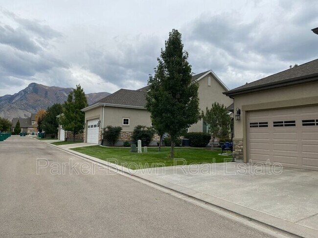 Building Photo - 5561 W Pkwy W