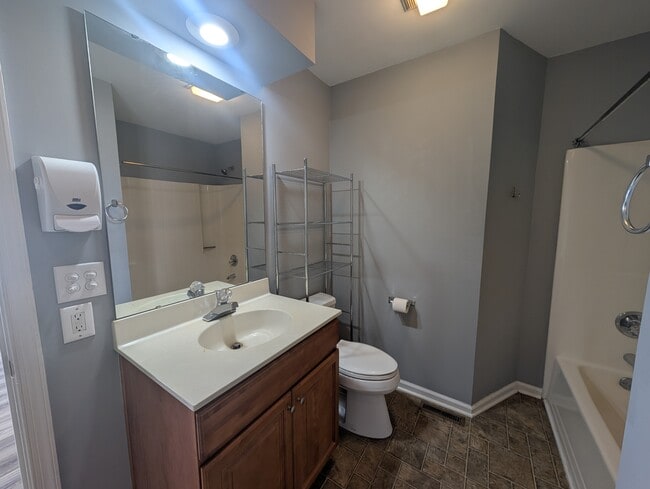 Building Photo - 2808 Shadowbrook Ln