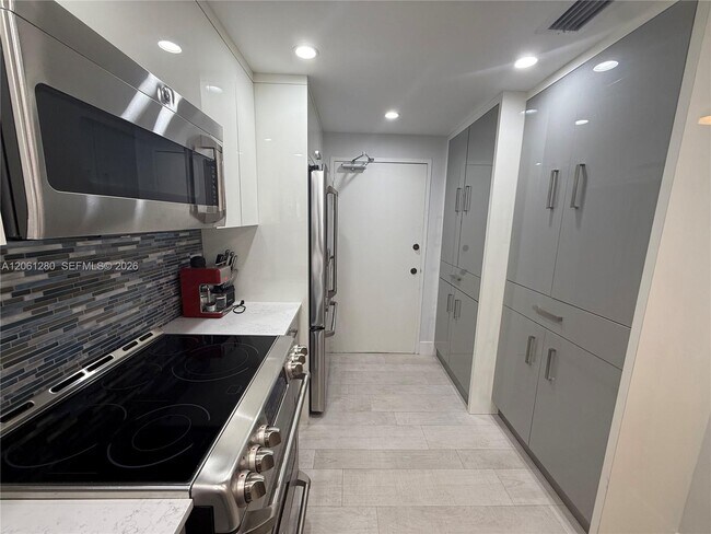 Building Photo - 5555 Collins Ave