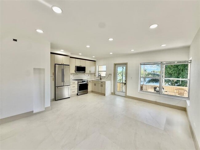 Building Photo - 1400 SE 7th Ave