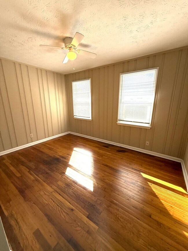 Building Photo - ** 3 bed 1 bath located in Forest Hills ** Call 334-366-9198 to schedule a self showing