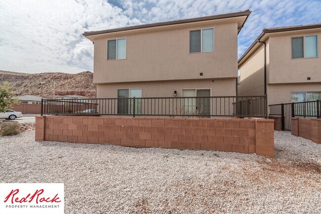 Building Photo - Adorable Stand Alone 4 Bedroom Corner Unit with Fully Fenced Backyard. Small Dogs Welcome.