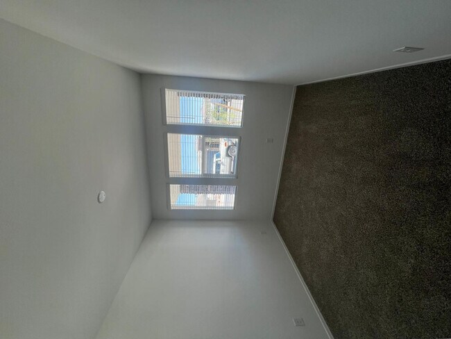 Building Photo - 15645 W Desert Hollow Dr
