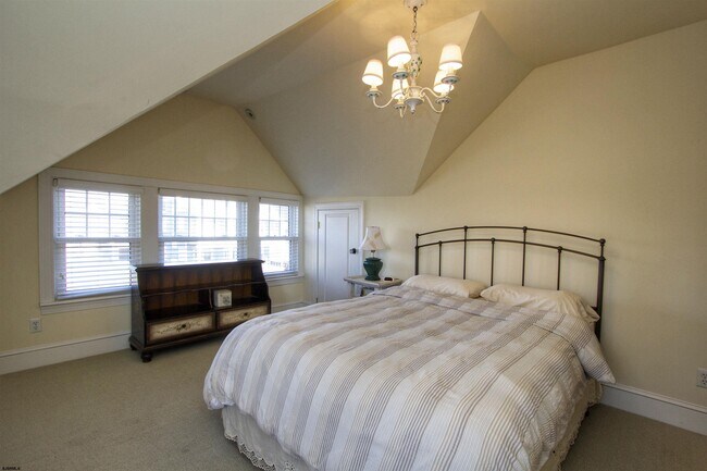 Building Photo - 2 S Dudley Ave