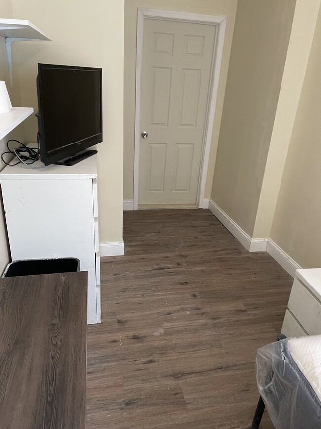 $900 APARTMENT 1F - 5321 Chestnut St
