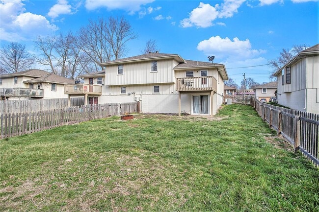 Building Photo - 3-Bed, 2-Bath huge duplex in Blue Springs!