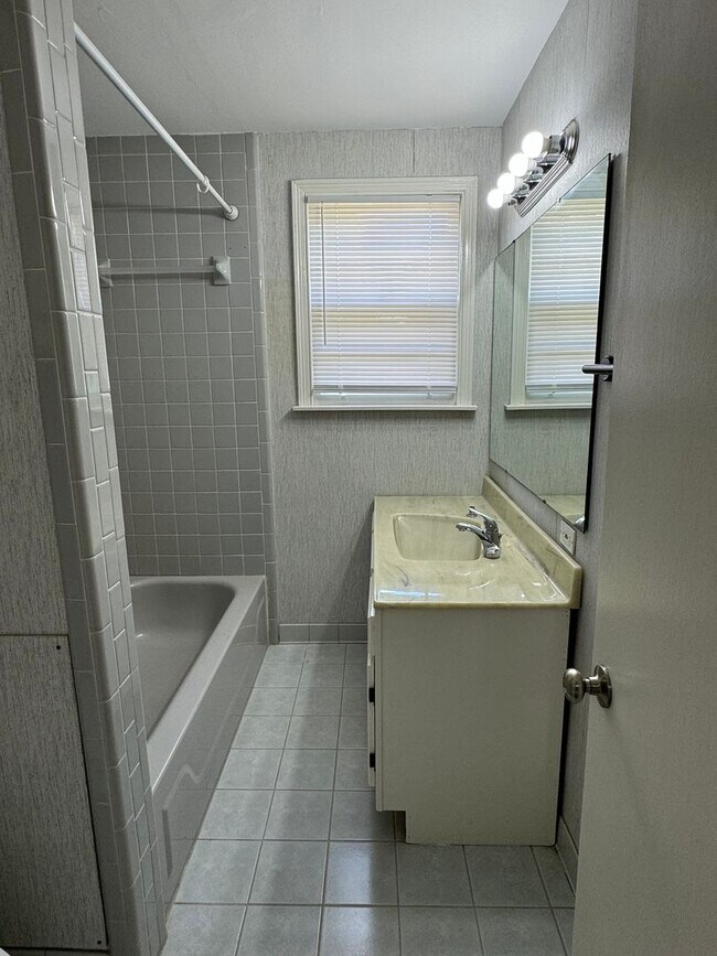 Building Photo - 3-Bedroom Classic Ranch