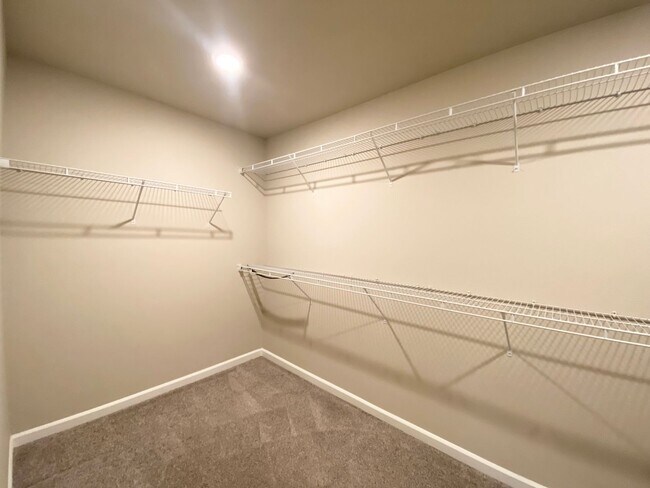 Building Photo - 3 bedroom, 2568 Sqft. home In Federal Way