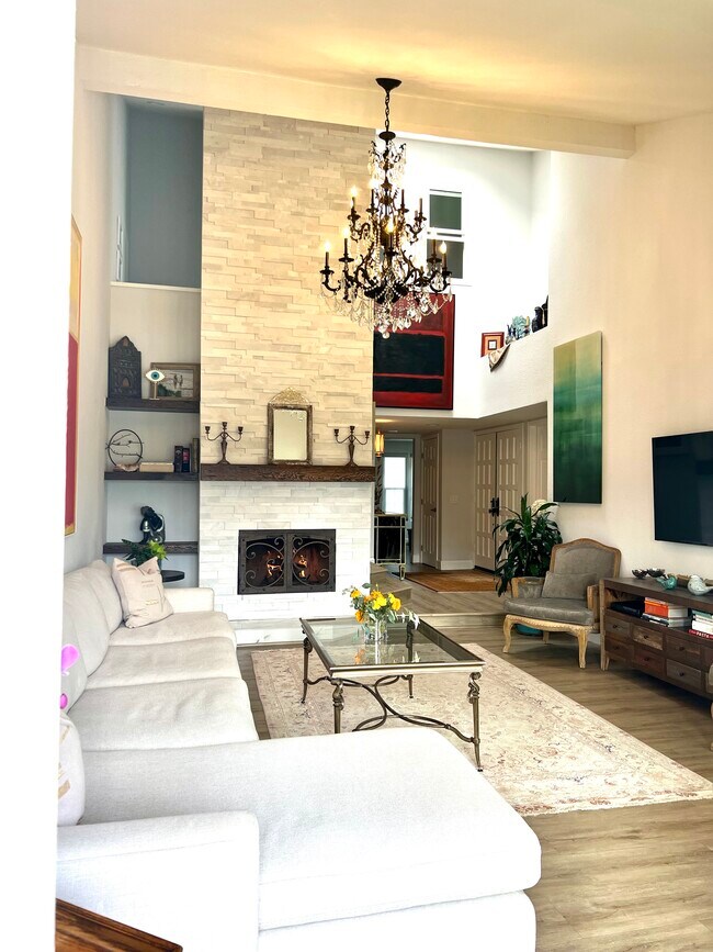 Building Photo - 15922 Avenida Villaha