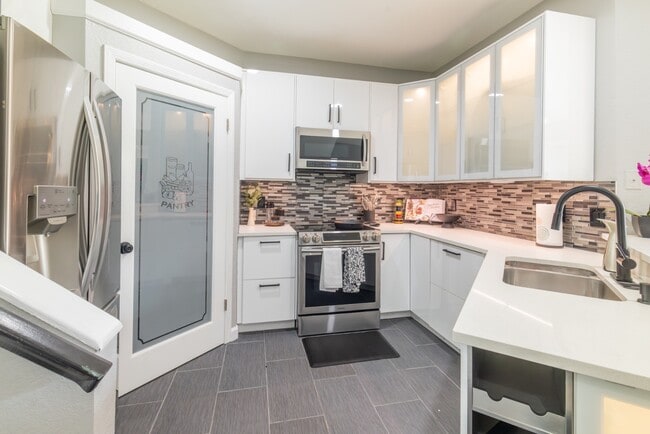 Building Photo - 708 Promenade Pl