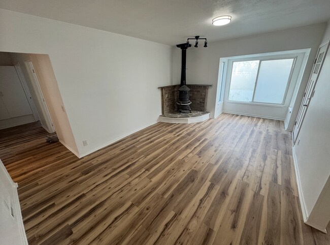 Building Photo - Cute Lehi rambler with tons of yard space and trees!