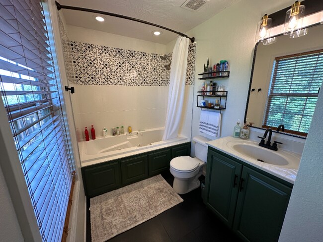 Building Photo - 15640 Top Dr