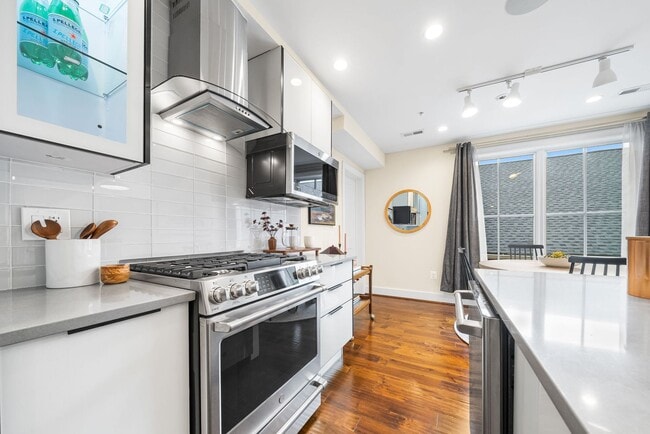 Building Photo - Stylish 2BR/2BA Bi-Level Condo with Private Roof Deck and Covered Parking!