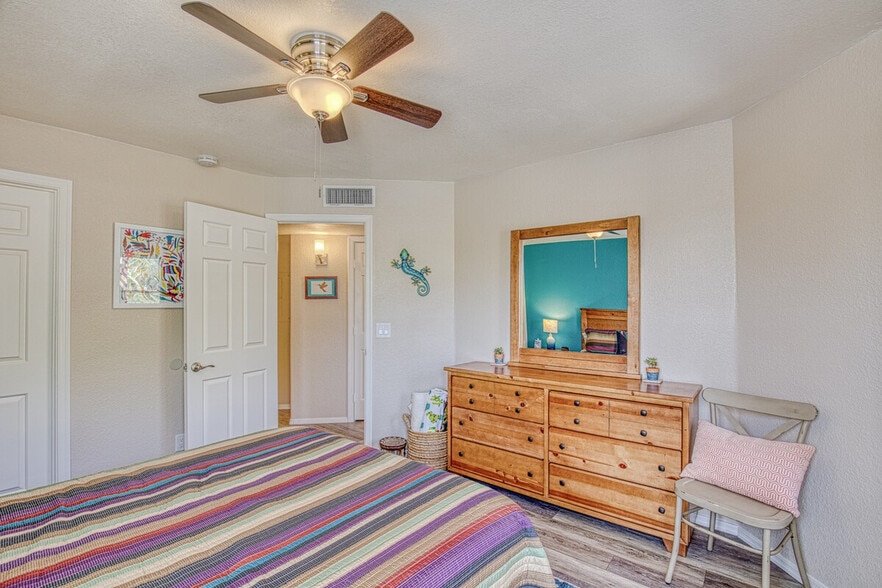 Building Photo - 6655 N Canyon Crest Dr