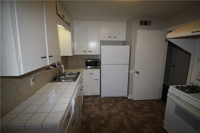 Building Photo - 3 Bedroom, 2 Bath Home in Lakewood!