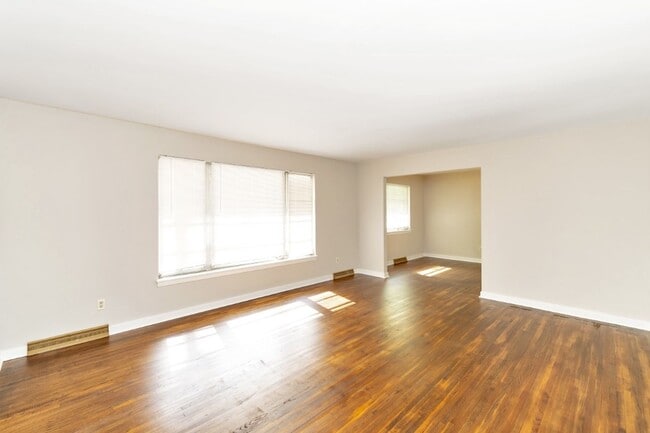 Building Photo - 1900+ Sq Ft of Comfort: Updated 3BR/2BA wi...