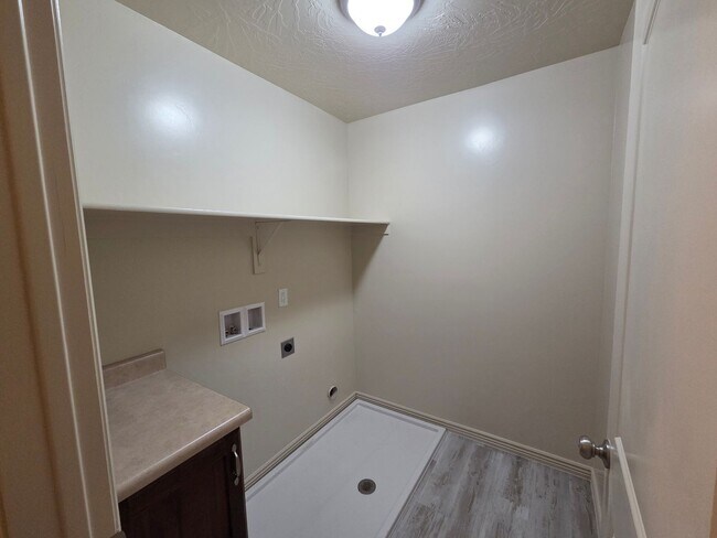 Building Photo - Large 4 Br - like new under $2k!