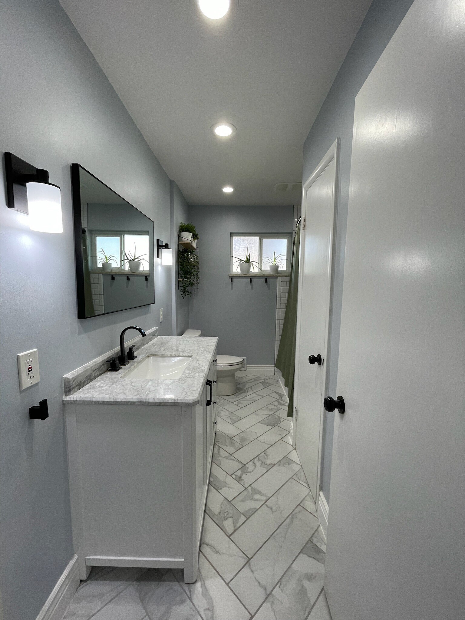 Building Photo - 946 E Gregson Ave